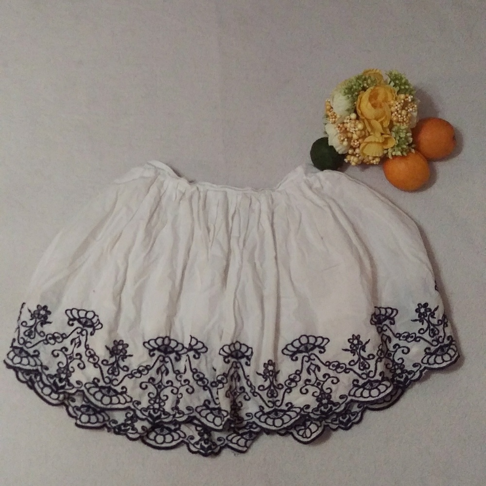Girls 10 eyelet hem skirt.